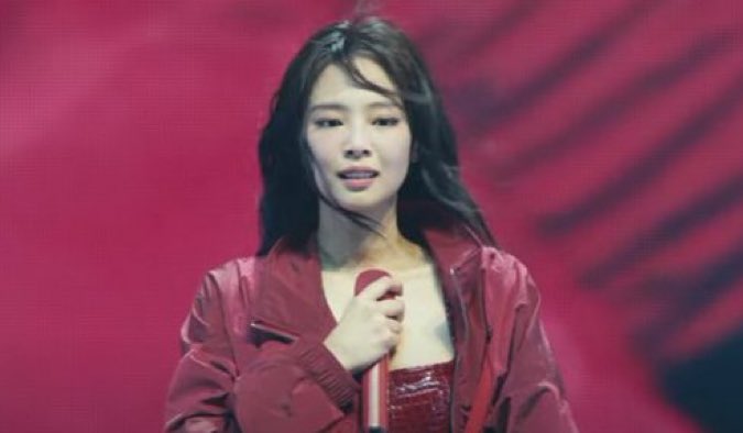 randomjenniekim's tweet photo. SHE WAS SO OVERWHELMED TO SEE THE INSANE CROWD FOR HER 🥹

ROCK WITH JENNIE COACHELLA
#JENCHELLA 
#JENCHELLA2025 https://t.co/hlPLS69QvU