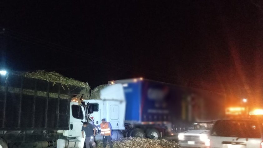 #TomePrecauciones en #Veracruz continua cierre parcial de circulación por #Accidentevial cerca del km 019+700 carretera (540) Córdoba-Ent. La boticaria, tramo Córdoba-Ent. La Tinaja. Atienda indicación vial.
