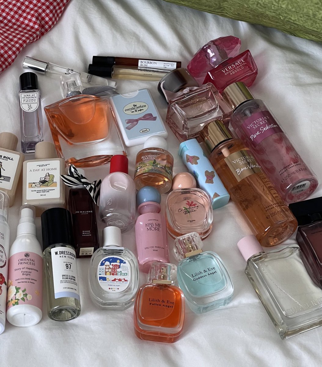 แยกน้ำหอมมาโพสนี้นะคะ เธรดยาวนิดนึง รวมน้ำหอมทุกกลิ่นที่ฉีดแล้วโดนคนรอบข้างชม มีเสน่ห์ขึ้น100% มีทุกแนว เฟรช ลูกคุณ ขี้อ้อน คนสวยขา ซื้อเองใช้จริง แบรนด์ไทยเยอะมากที่ทำถึง 
(ราคา 100-3,000+💌🍠🍊🍐)