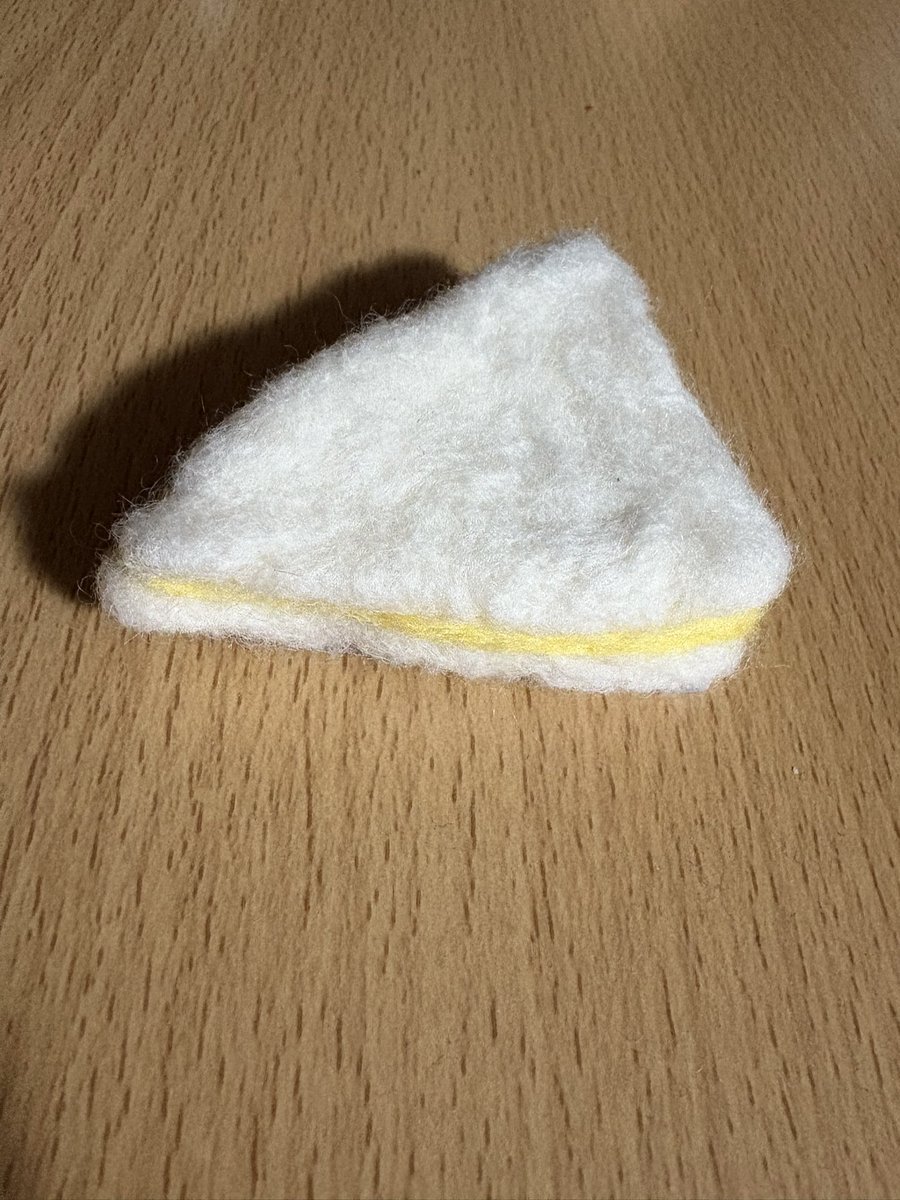 handmadebu1101's tweet image. 今日は気まぐれに羊毛フェルトで、サンドイッチを作りました🥪
ちなみに具は卵🥚です😆
そして前橋リリカのフリーマーケットがあと2週間ほどになりました❣️
4月26日土曜日、ぜひ皆さん遊びに来てみてくださいね😁👍
#ハンドメイド
#羊毛フェルト
#食べ物
#フリーマーケット