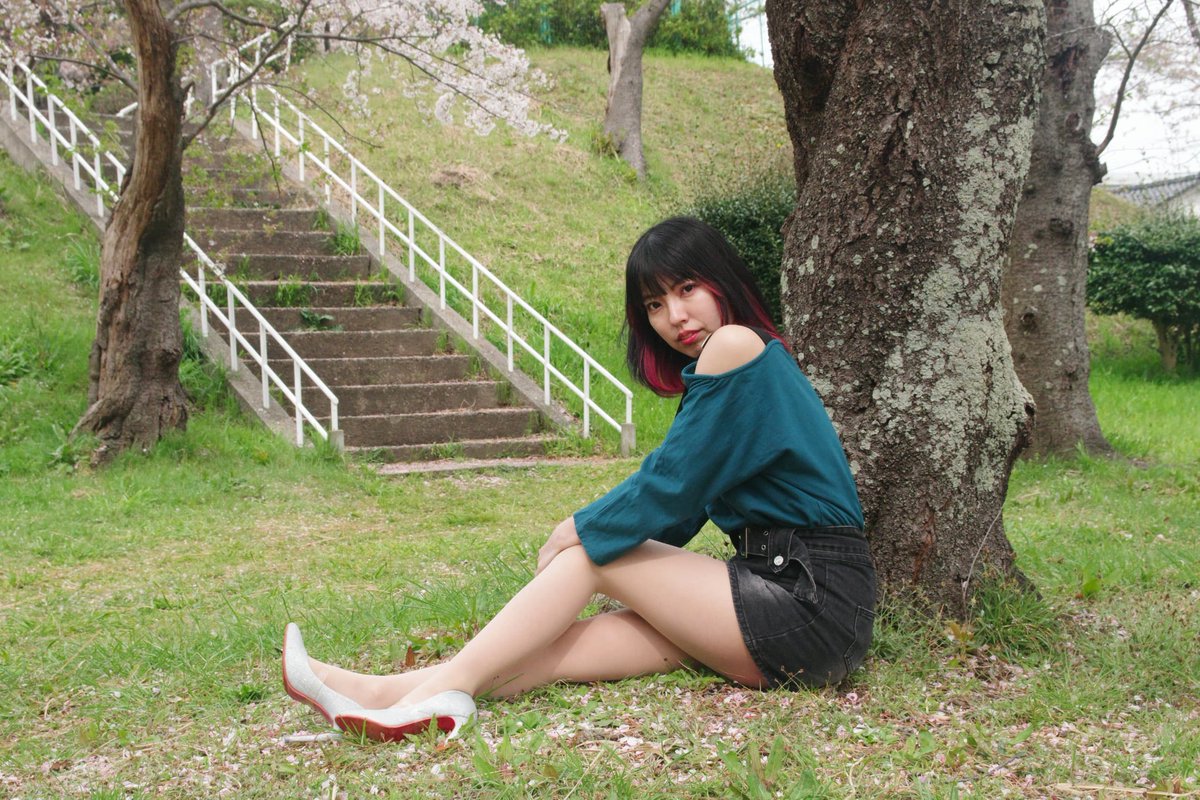 MutunoM's tweet photo. 桜🌸と美女②
 
髪の赤色メッシュが印象的でした。脚も美脚なモデルさん https://t.co/co0mEJ4rgc