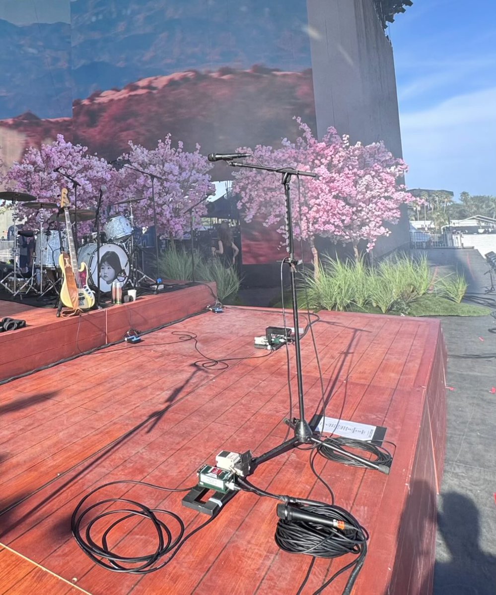 beaschapel's tweet photo. the stage is gorgeous omg https://t.co/SEMFo1VB4x