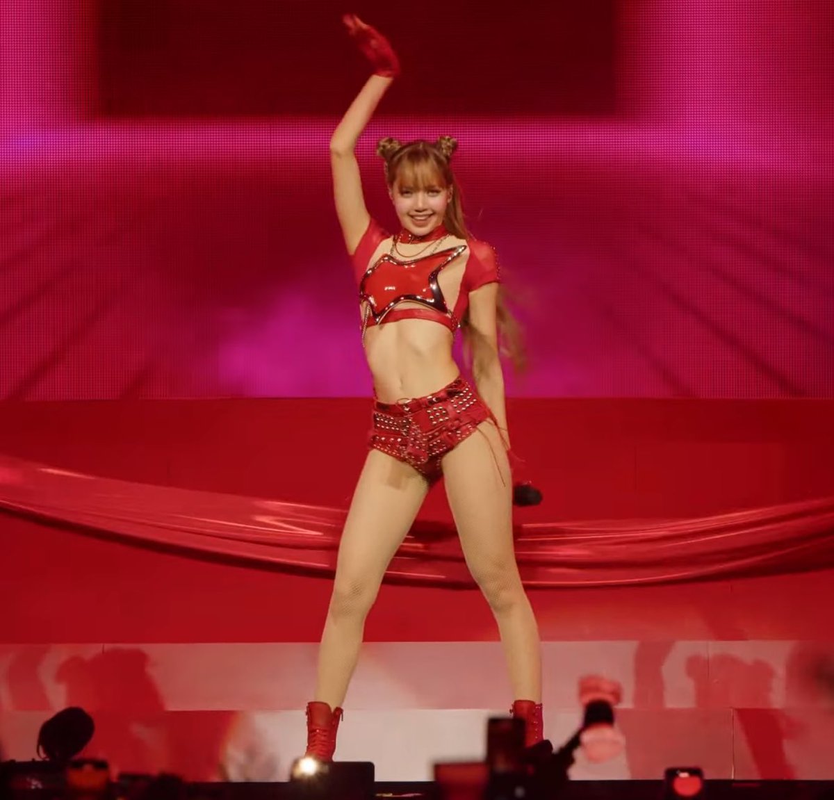 jisootattoes's tweet photo. Dimensionan lo icónico que es que dos integrantes de un grupo se hayan presentado en Coachella y no solo eso, si no que ambas fueron las más comentadas, Blackpink es el estándar https://t.co/1rRJBZwuVQ