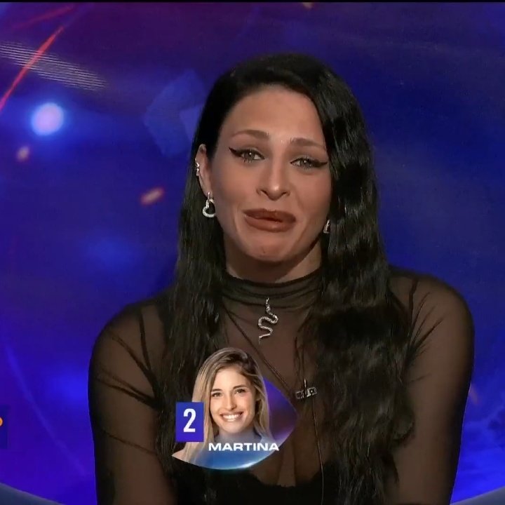 YohanaaGaleanno's tweet photo. Chiara a Martu: "No te preocupes amiga, yo me voy a encargar de estos tres." 

Chiara en el confesionario: 

JAJAJAJAJAJAJAJA DAME UNA MÁS FALSA 

#GranHermano https://t.co/gg44ynynTu
