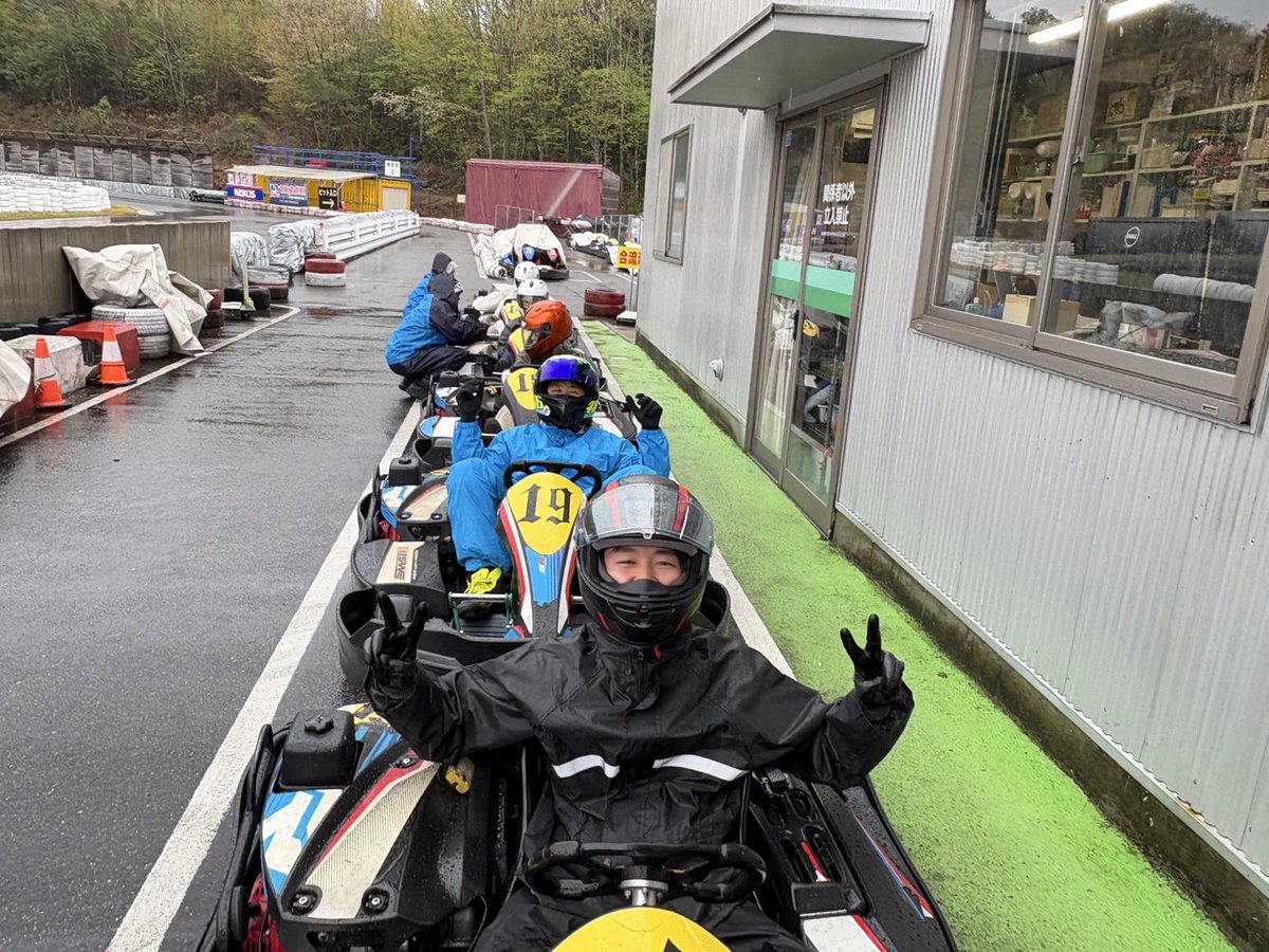 dumsrracingkart's tweet image. レーシングカート部の体験会を行いました。
あいにくの雨でしたが、大きな事故もなく終えることが出来ました。なかなかの高タイムも叩き出してくる1年生もいて現役生は雨と冷や汗でずぶ濡れです。
 #レーシングカート部 #春から大同 #大同大学 #石野サーキット