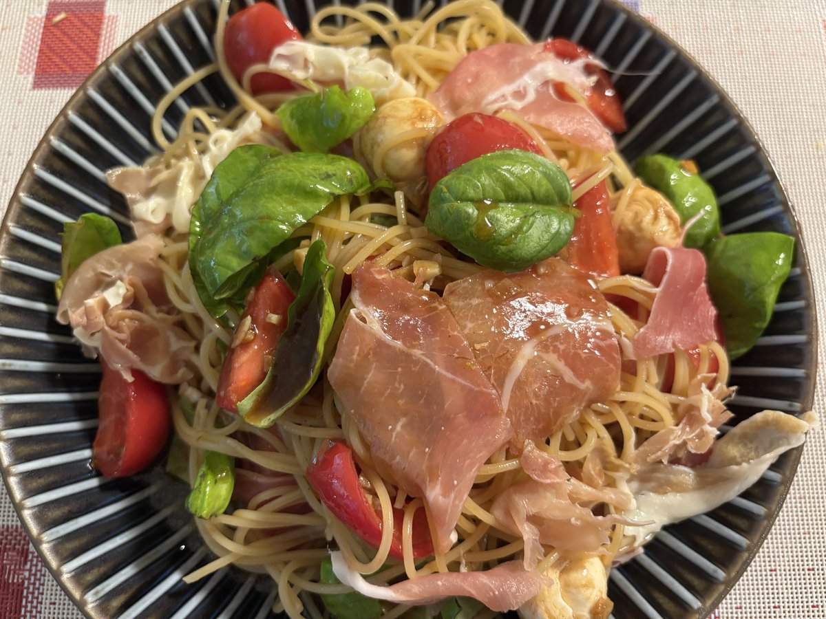 moeee7_2vn's tweet photo. 育てたいのち（バジル）でパスタを作りました。小麦粉と砂糖はお肌に悪！とめちゃ言われるが、小麦と砂糖を諦めてまで美肌を追求する根性はありません！ https://t.co/UEDTdlBvj6