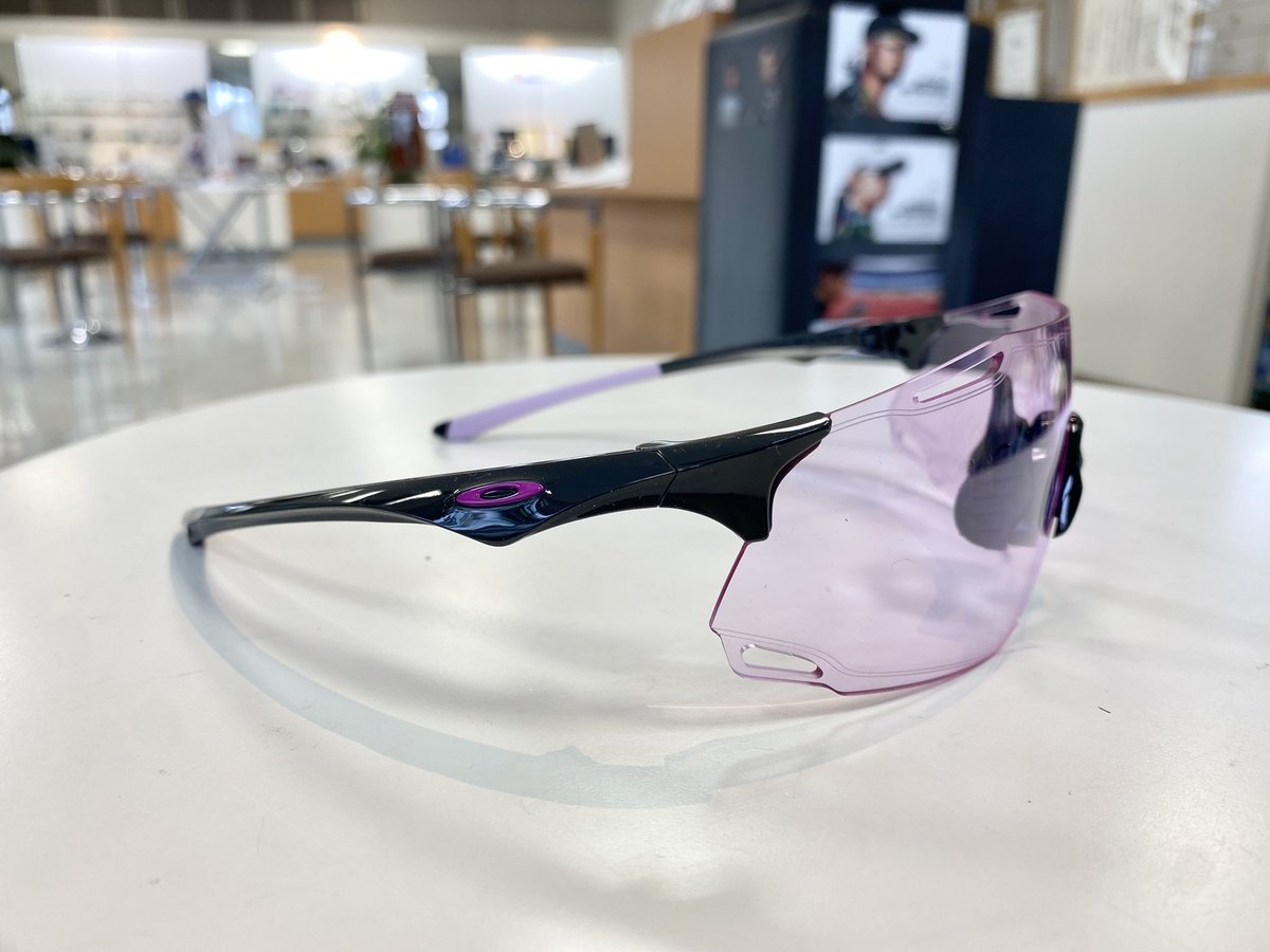 kineido's tweet image. OAKLEY最軽量スポーツサングラスCYBER DYNO(サイバーダイノ)のPolishedCarbon/PRIZM LowLightが金栄堂に入荷！昼夜を問わずクリアで鮮明な視界を映し出してくれるニューモデルです！
kineidou.co.jp/oakley/oakleyg…
#OAKLEY
#CYBER
#DYNO
#PRIZM
#LowLight
#オークリー
#サイバーダイノ
#スポーツサングラス