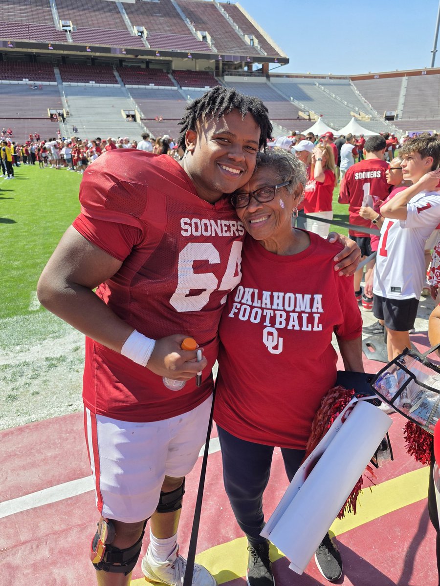 SassyMom1908's tweet photo. Our family traveled from Texas, Tenn, Illinois,and Wisconsin to celebrate Team 131 and join in the fun at the OU Crimson Combine!  A TIME WAS HAD!!  We also got to luv on a few favorite Sooners @SeanHutton64 @Michael_fasusi7 @JadenHardy1 from The Lew!!  @OU_Football @LHSFball https://t.co/GIAXBoA4I1