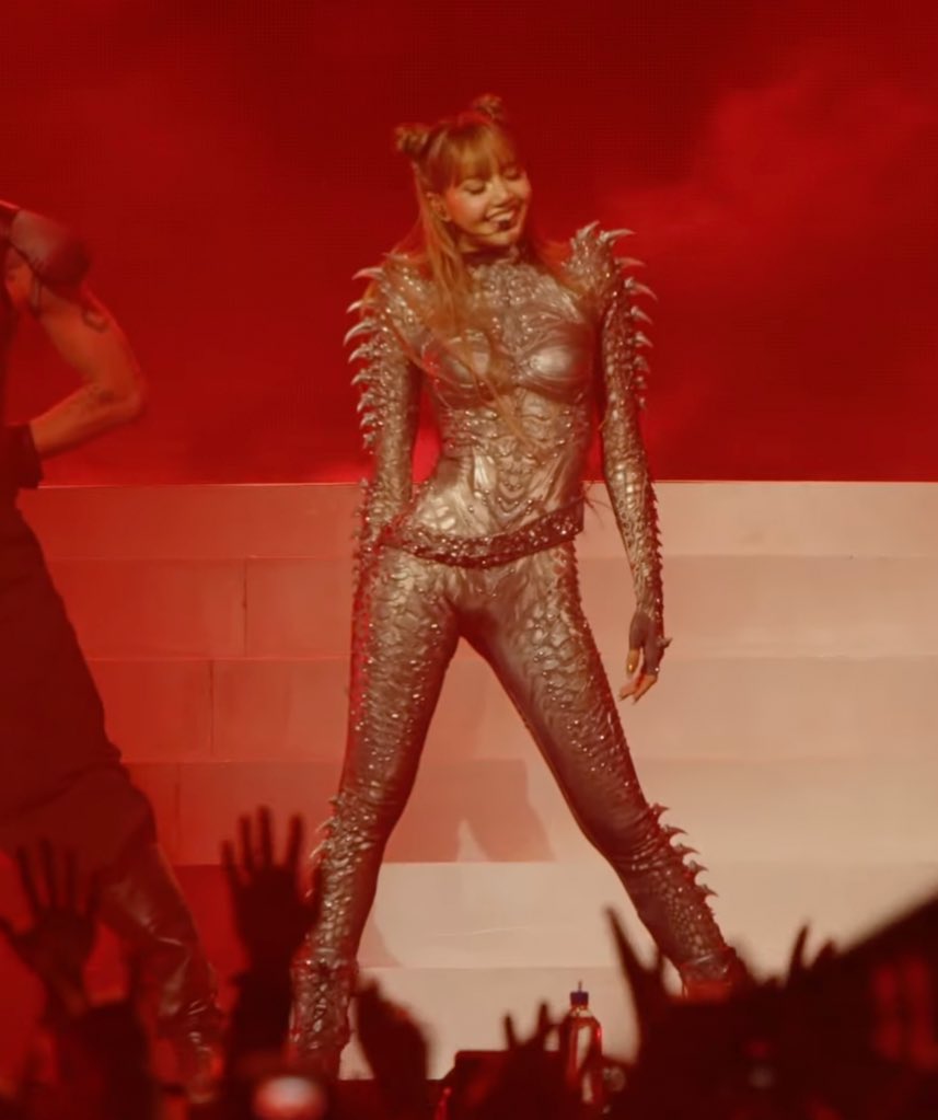 lscvnty_'s tweet photo. primera semana de jenlisachella y solo puedo decir que ambas demostraron las artistas tan grandes y completas que son,  de verdad que ORGULLO se siente stanear a estas dos mujeres tan talentosas https://t.co/jt8fnqQQrR