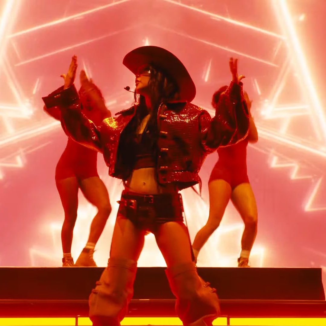lscvnty_'s tweet photo. primera semana de jenlisachella y solo puedo decir que ambas demostraron las artistas tan grandes y completas que son,  de verdad que ORGULLO se siente stanear a estas dos mujeres tan talentosas https://t.co/jt8fnqQQrR