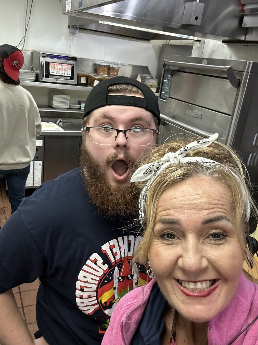 ChilisC47691's tweet photo. Back in Pryor today#My old stomping  grounds -#Enjoyed the team #CGC #youmatter #Chilislove  @CandaceWatkins9 @neufeldjosh1  This team chooses kind always @taryn_mahaffey https://t.co/XrBSQBwCw1