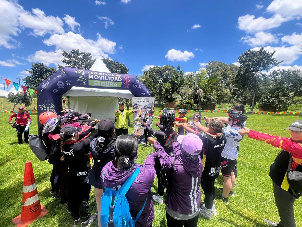 SectorMovilidad's tweet photo. Hoy, desde el #Bicipicnic ratificamos nuestro compromiso con construir una cultura de movilidad segura que proteja la vida de los más vulnerables en las vías.
Como los ciclistas, con quienes hoy compartimos una jornada de sensibilización para la adopción de comportamientos responsables en la vía y la prevención de siniestros viales.
El #Bicipicnic es una iniciativa del programa ’Bogotá en Bici’ liderada por el @IDRD . 🚴♀️🚴♂️
#MovilidadSegura