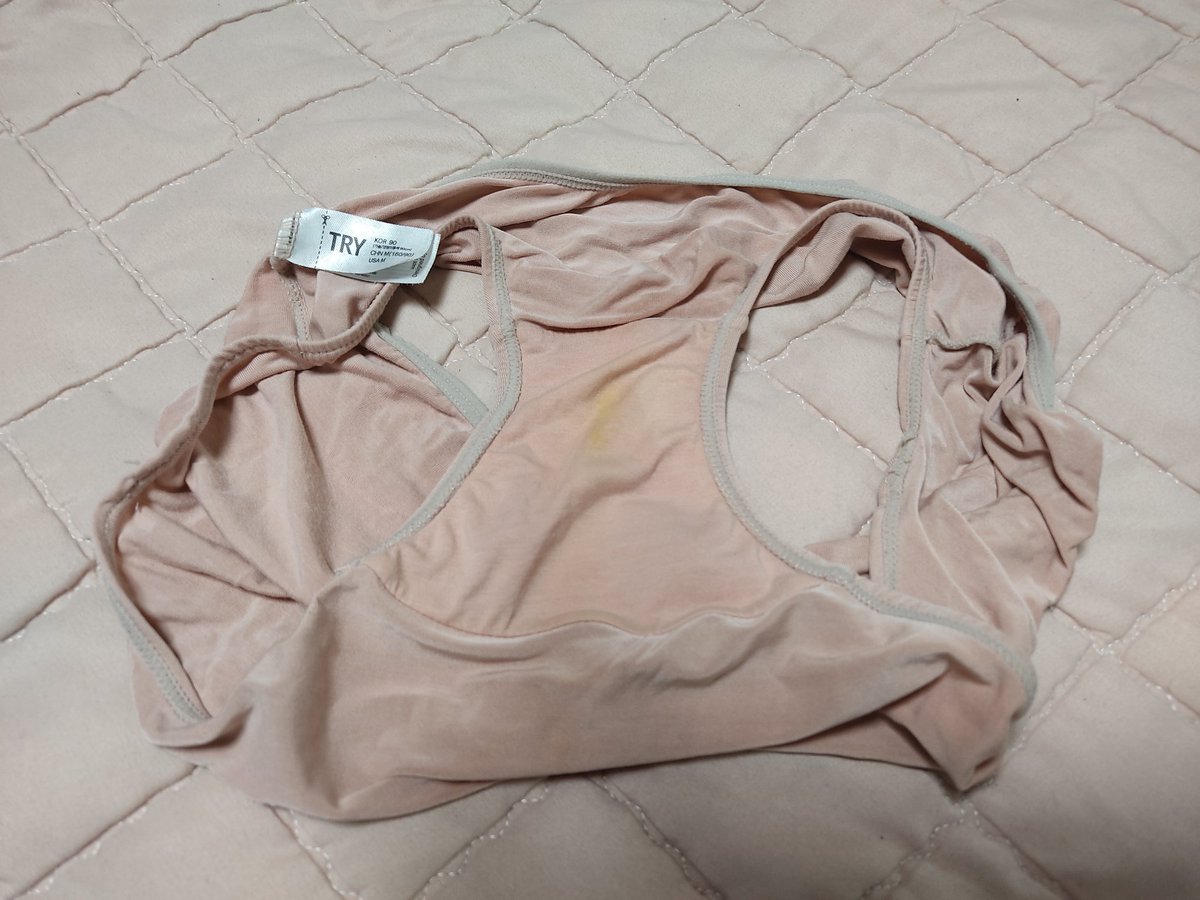 윗집 유부녀의 것으로 추정되는 팬티가 우리집 베란다 화분에 떨어져 있었다.
가끔 마주치는 그녀인가 상상하는 것도 즐거운 일.
혹시 이 팬티 소유하소픈 분 계실까요?