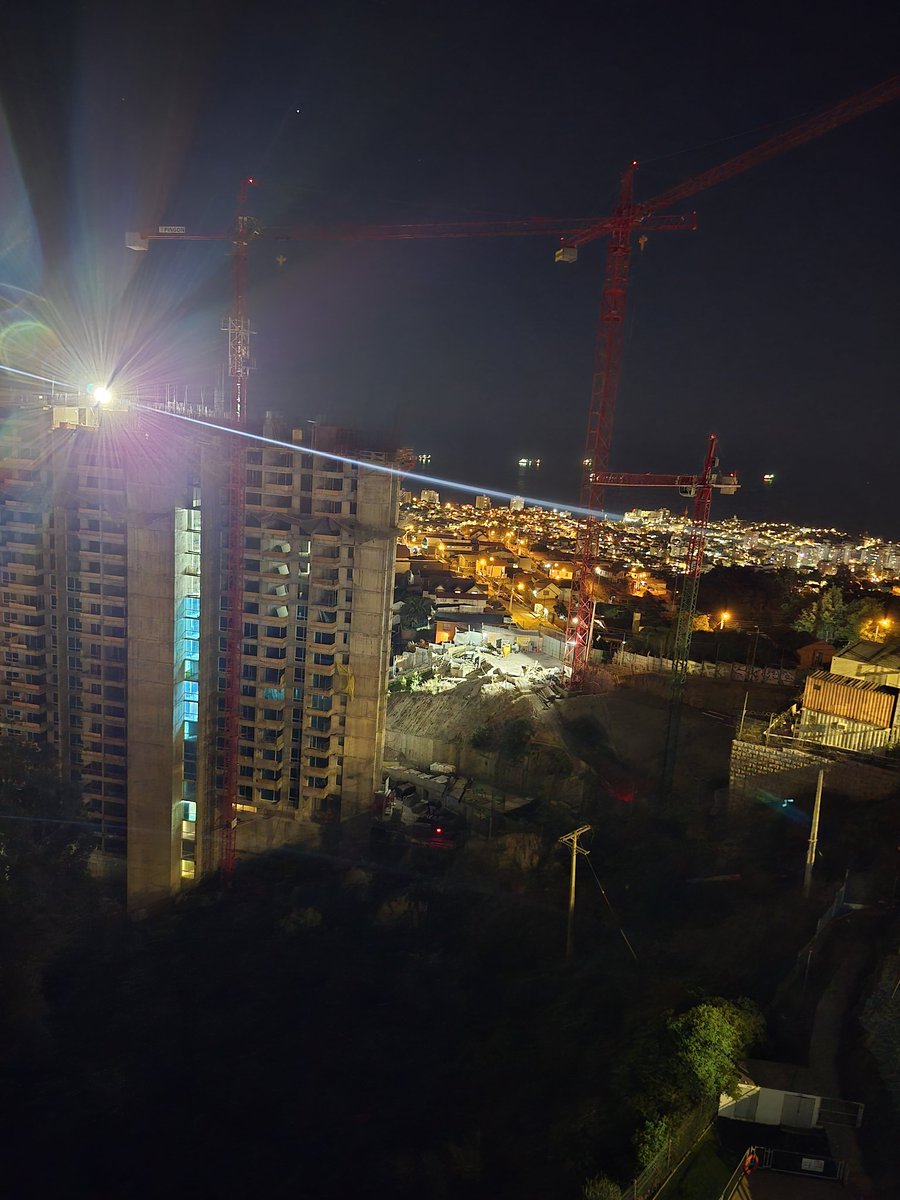 nicopinas's tweet photo. Desde 2013 vecinos de Viña del Mar venimos denunciando a @SMA_CL la contaminación lumínica provocada por Constructora Sigro. Años de abusos, focos directos a viviendas, y cero avances reales. ¿Hasta cuándo la inacción? @vinadelmar #ContaminaciónLumínica #ViñadelMar https://t.co/dRjRIo9rh0