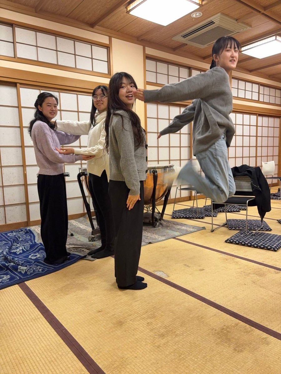 【パート紹介】

パーカッションパートです！
躍動感溢れるこの写真、
何の漢字を表しているか分かりますか？？
現在新4年生1名、新2年生3名で、楽しく活動しています！
今年は新入部員を1名募集します。
叩けば音が鳴る、けれどとっても奥が深いのが打楽器です。
一緒にオーケストラを彩りましょう✨