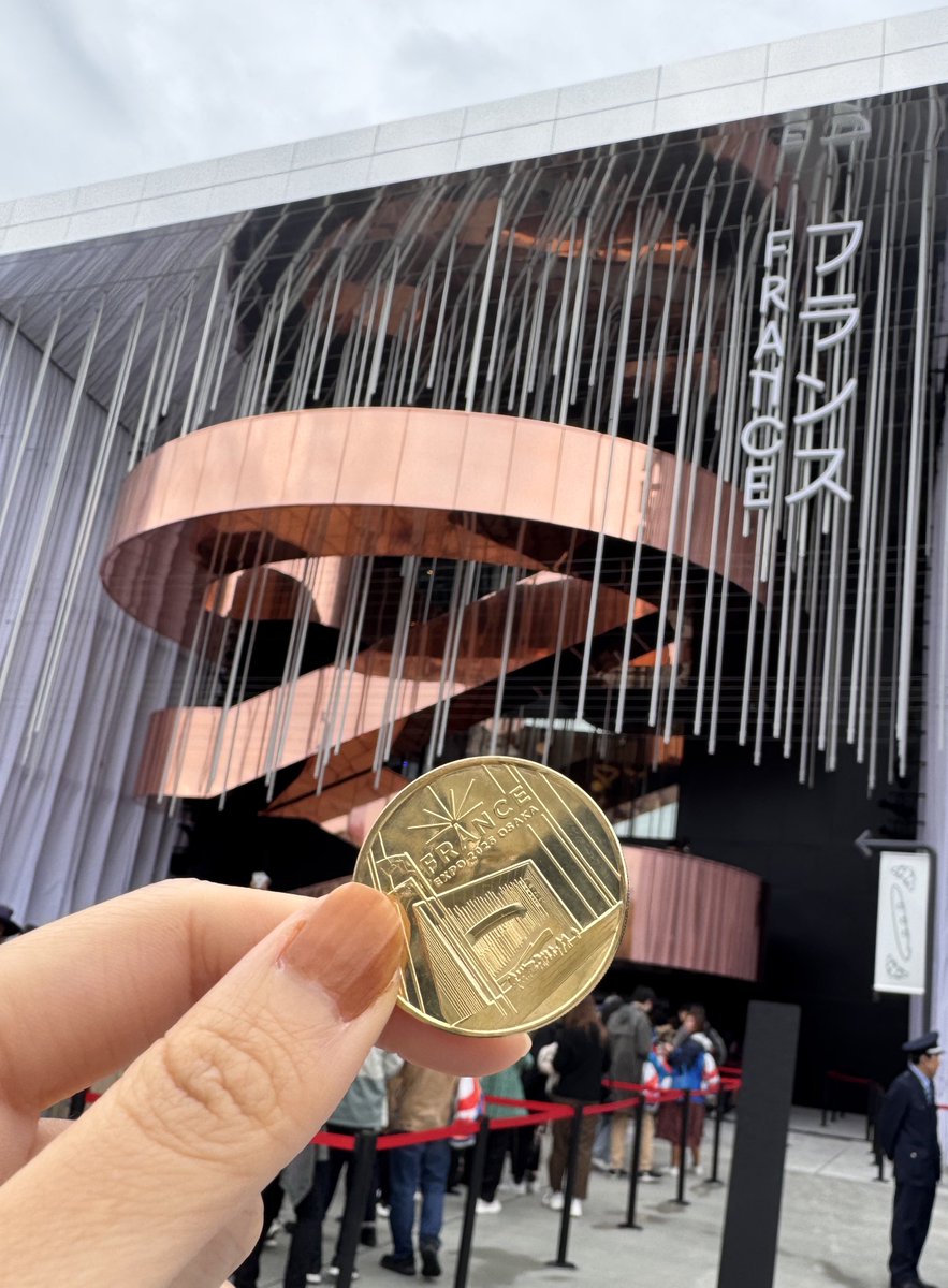 大阪万博で買ったお土産 フランスパビリオンで買ったコイン(1枚目)と