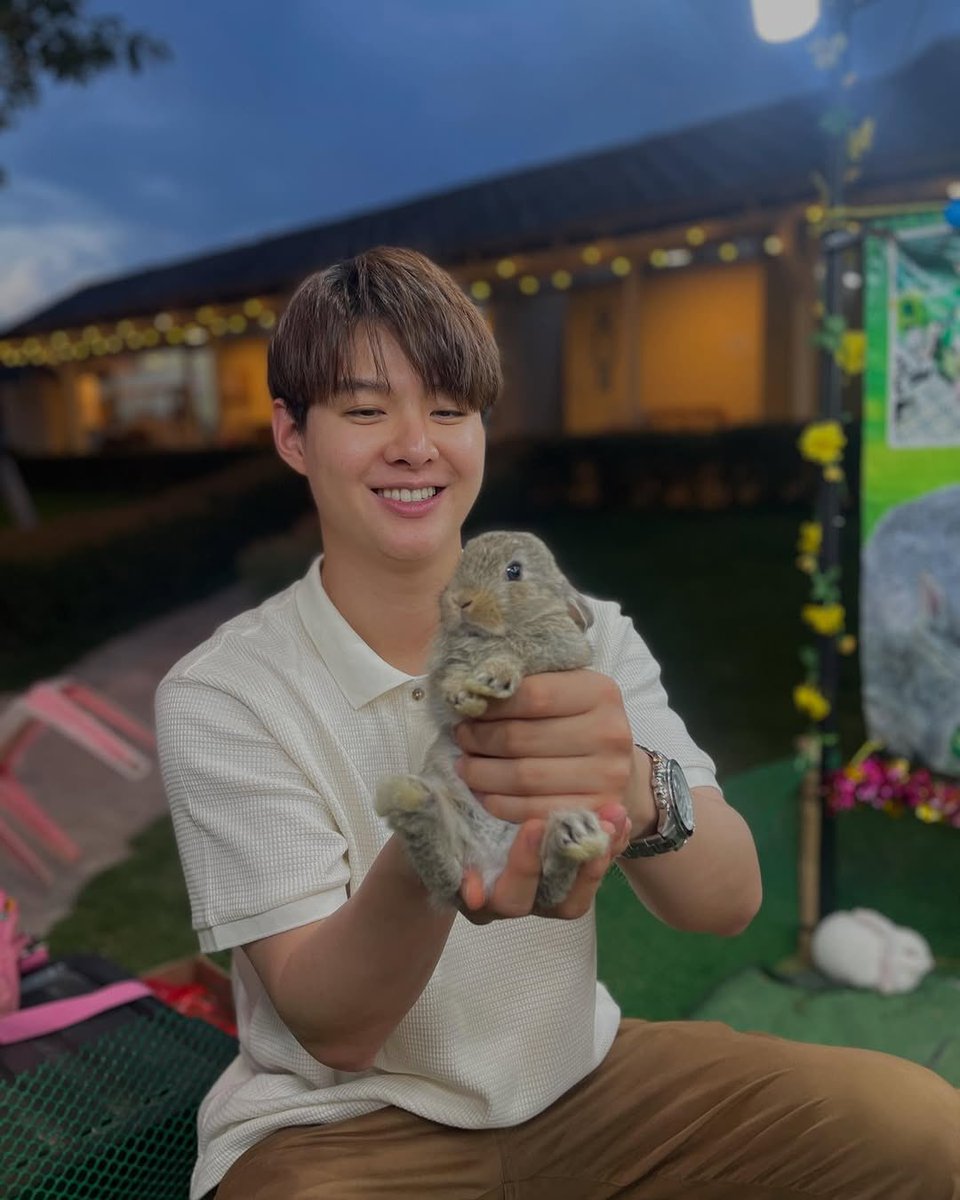 PockynSaint's tweet image. 12 เมษายน 2568
ก่อนวันสงกรานต์หนึ่งวัน เซ้นต์ พีค มิ้น #3Vs ตะเวนไหว้พระ ตอนค่ำๆไปทานอาหาร +เลี้ยง/เล่นกับกระต่าย 👶❤️ 🐇
แม่นุ๊กลงโพสต์ใน 
IG: nuk.pirada
ได้รูปใหม่สุดน่าเอ็นดูมาเพิ่มอีกหนึ่งรูป
🔗instagram.com/p/DIXrCs1zB6D/…
#Saint_sup #MingEr #เซ้นต์ศุภพงษ์