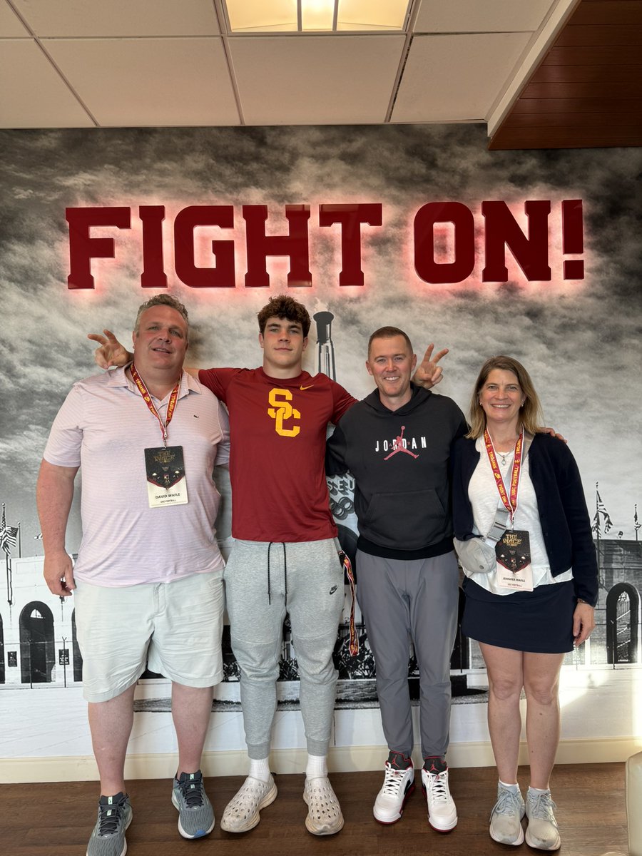 WafleLuke's tweet image. Had a great time in LA! Thank you @uscfb @LincolnRiley @Coach_Henny @CoachNua @dantonlynn @_maximus347 @WestonZernechel #FightOn