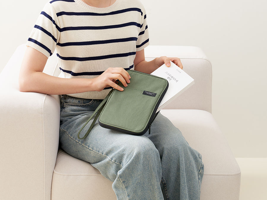 yes24_official's tweet image. 📚 책 가지고 다니실 땐, 이거 하나면 깔끔해요!
4월의 예스굿즈 : 멀티 북파우치

예스굿즈 더보기 ▶ ye4.kr/UsHEj 

#RT + #팔로우 해주시면
추첨을 통해 1분께 선물로 보내드릴게요! 🎁
📅 4/30(수) 타래로 당첨자 발표 (색상 랜덤)