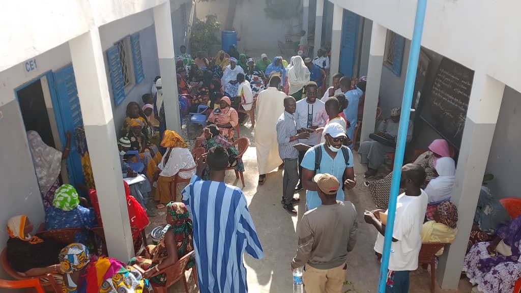 Pastef_TSM767's tweet photo. Ce samedi 12 avril et le dimanche 13 avril. Pastef Thiaroye sur mer a organisé deux journées de consultation gratuite en ophtalmologie à Thiaroye azur et à l'école zone franche.
Bilan global des 2 journées: 
460 personnes consultées et le même nombre de lunettes distribuées. https://t.co/LL9brMo5sp