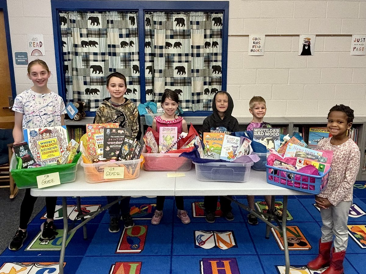 These TES kiddos were so happy to be the winners of our Book Fair Family Night raffles!! 🐻💙📚