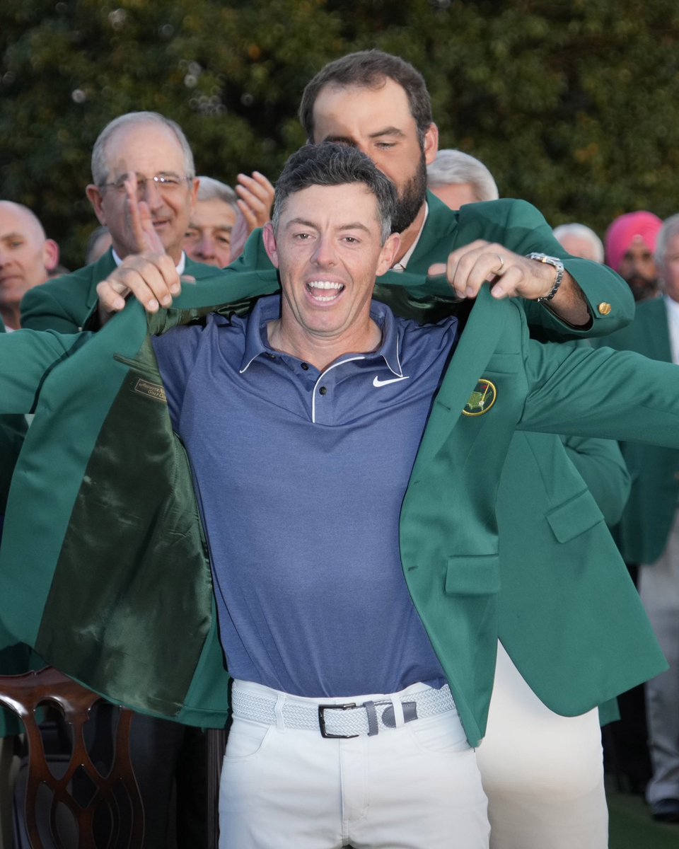 GolfChannel's tweet photo. One of sports' greatest traditions. 🙌

Rory McIlroy receives the Green Jacket from Scottie Scheffler. #theMasters https://t.co/e4dXyCGF77