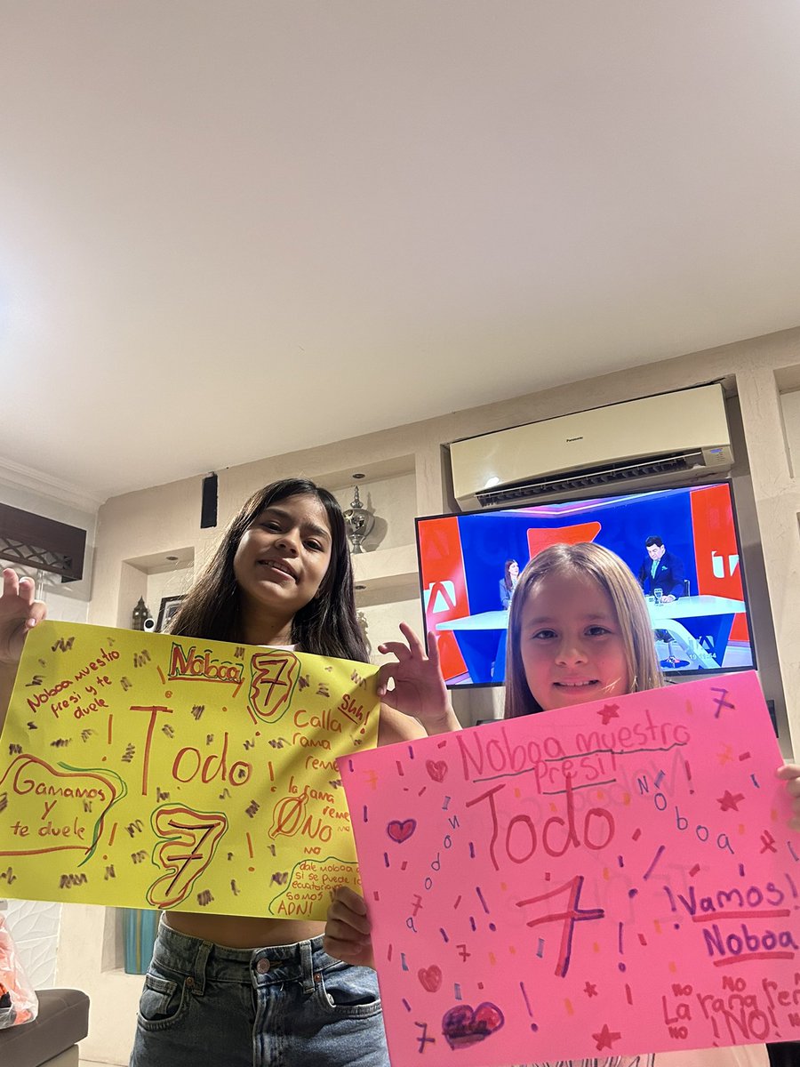 Ellas creen! <a href="/aguschmer/">Andrés Guschmer Tamariz</a> <a href="/DanielNoboaOk/">Daniel Noboa Azin</a>