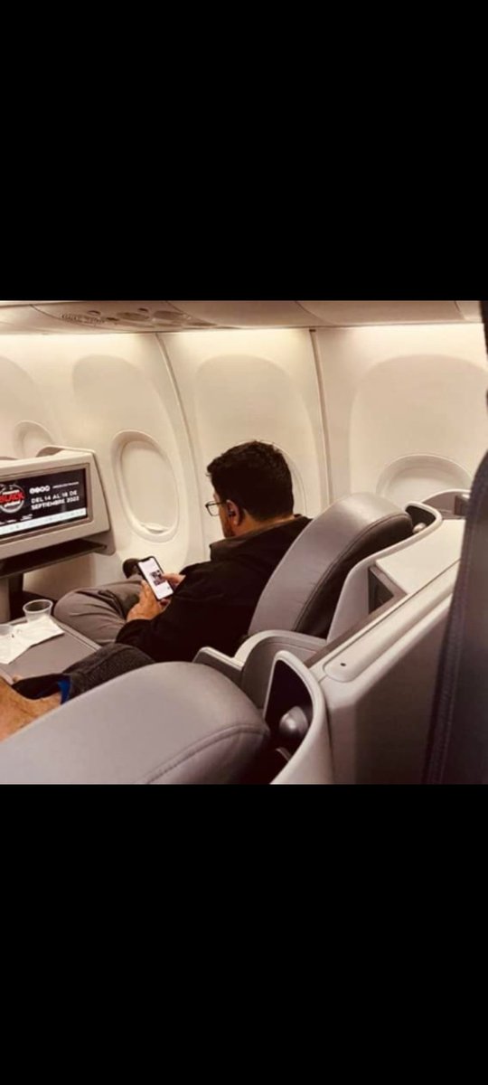 Mientras el cajetilla de La Tahona viaja en clase económica el humilde que iba a la escuela en un carro tirado por caballos viaja en clase business.