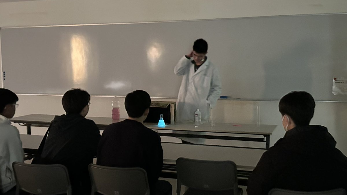 oitchemproject's tweet image. 【活動報告】
4月4日と11日に新入生向けのプロジェクト説明会を行いました！
新入生向けに行った実験は多少失敗はあったものの、何とか楽しんでもらえたかと思います！
 #サイエンスアラカルトエコール
 #oit  #春から大工大