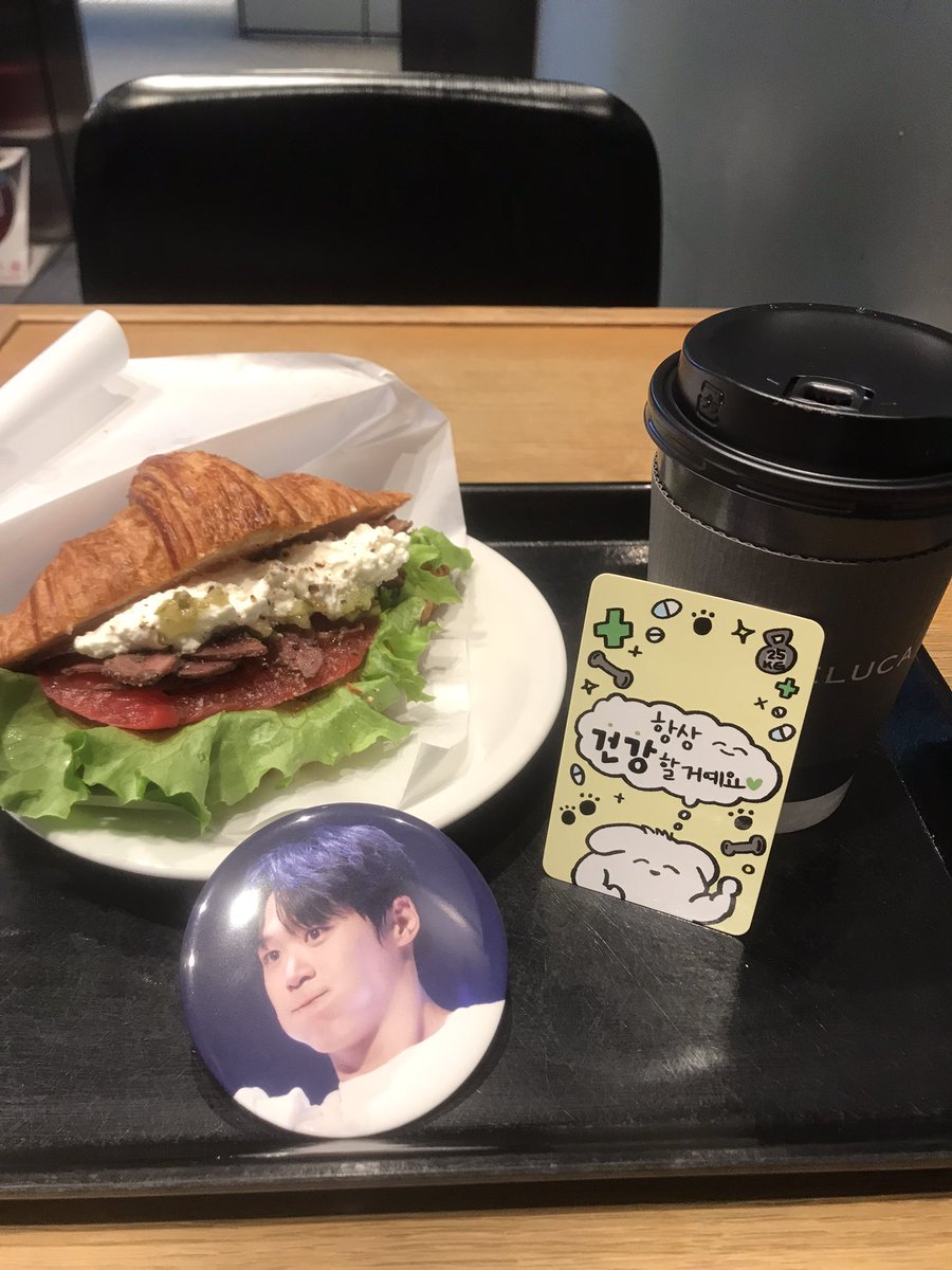 감사합니다🥰💝
저도 오늘부터 거울 갖고 다녀요🪞🐿✨

普段鏡持ち歩いていなくて、周りからたびたび口の周りの食べかす指摘されていたけど😳←おぃ。
これからはスンウォンミラーで身だしなみチェックする❗️(裏が鏡になっているん)