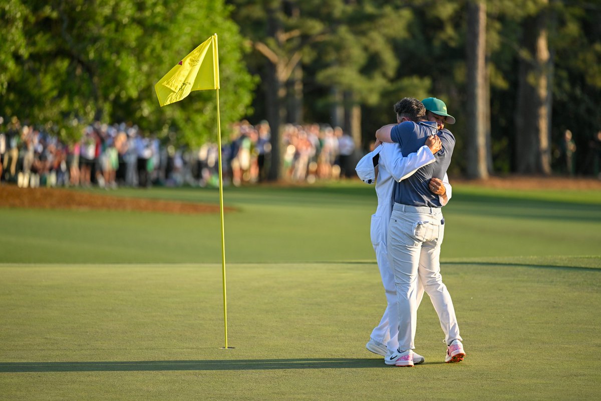 PaulHodowanic's tweet photo. Rory McIlroy said Harry Diamond was the one who helped him reset after missing the putt on the 18th to win in regulation.

"Well pal, we would've taken this on Monday morning," Diamond said to Rory. 

They would've. And then they got it done. https://t.co/LFRoZ8tB2p