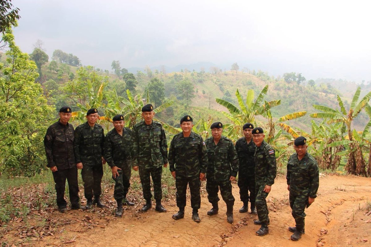 RTARF_PR's tweet photo. ผู้บัญชาการทหารสูงสุด ลงพื้นที่ตรวจเยี่ยมแนวชายแดนเชียงราย ให้กำลังใจเจ้��หน้าที่��้องกันยาเสพติดอย่างเข้มแข็งในห้วงเทศกาลสงกรานต์
#สกัดยาเสพติดชายแดน
#ศอปชด
#ฉก331
#ฉก88
#PeopleFirst
#SupportToGov
#ทหารเพื่อประชาชน
#สงกรานต์ปลอดภัย
https://t.co/e81EIqbKmm https://t.co/AnRYy9w3S7