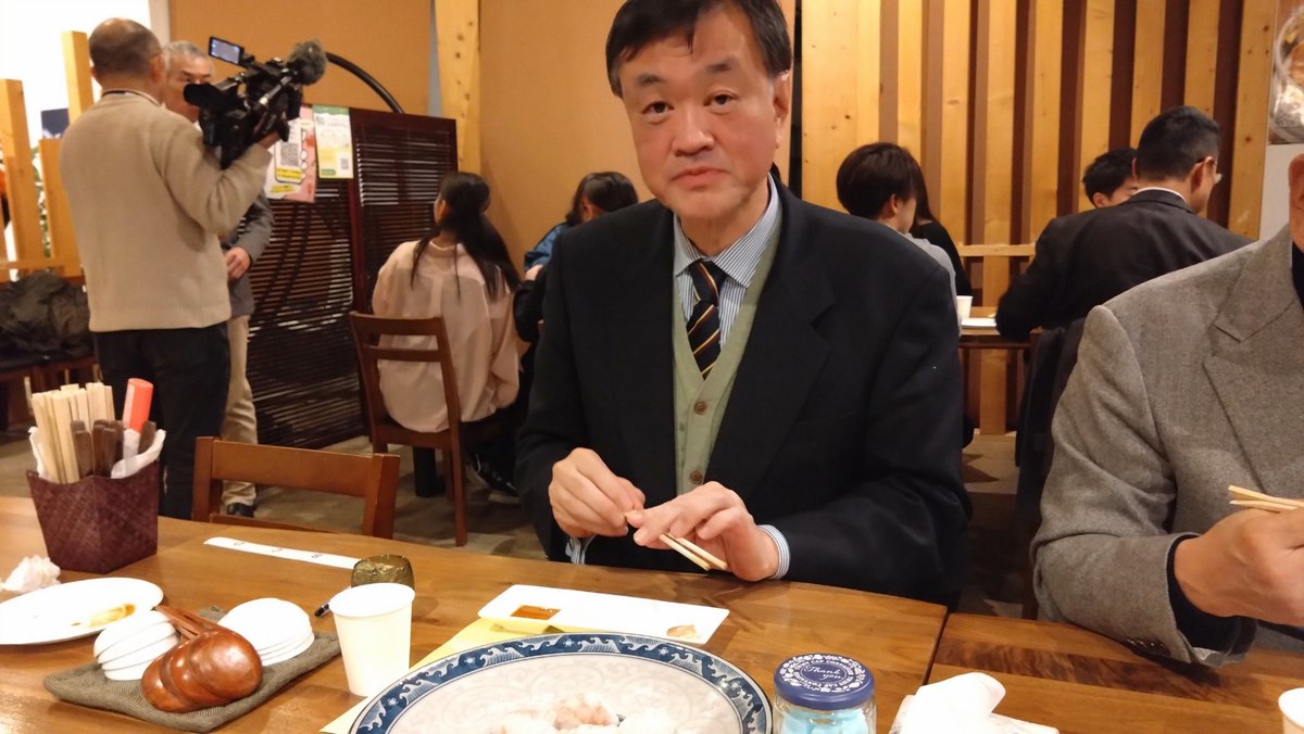 ym1963004008's tweet photo. 魚を冬眠させて、流氷の時期に眠りから覚まし、それを鮮魚で提供できる？
この課題に東京農業大学と網走の牛渡水産が挑戦��
実験のクロガシラカレイを試食。
網走では、流氷の時期には漁ができません。
この技術を用いて、魚を観光客や市民に提供でければ、網走の食の魅力に、一層磨きがかかります。 https://t.co/Xo76SvkVmI