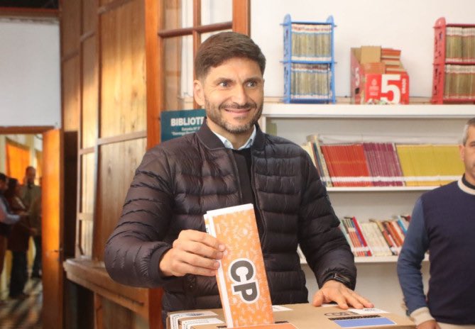 Marcelacoli63's tweet photo. Felicitaciones @maxipullaro y a todo el frente “Unidos” por la contundente victoria en la elección de Convencionales Constituyentes en Santa Fe. Este es el camino: una propuesta amplia, democrática y con vocación de futuro.

Ni los populismos de derecha ni de izquierda pueden contra una ciudadanía que elige diálogo y construcción colectiva.
