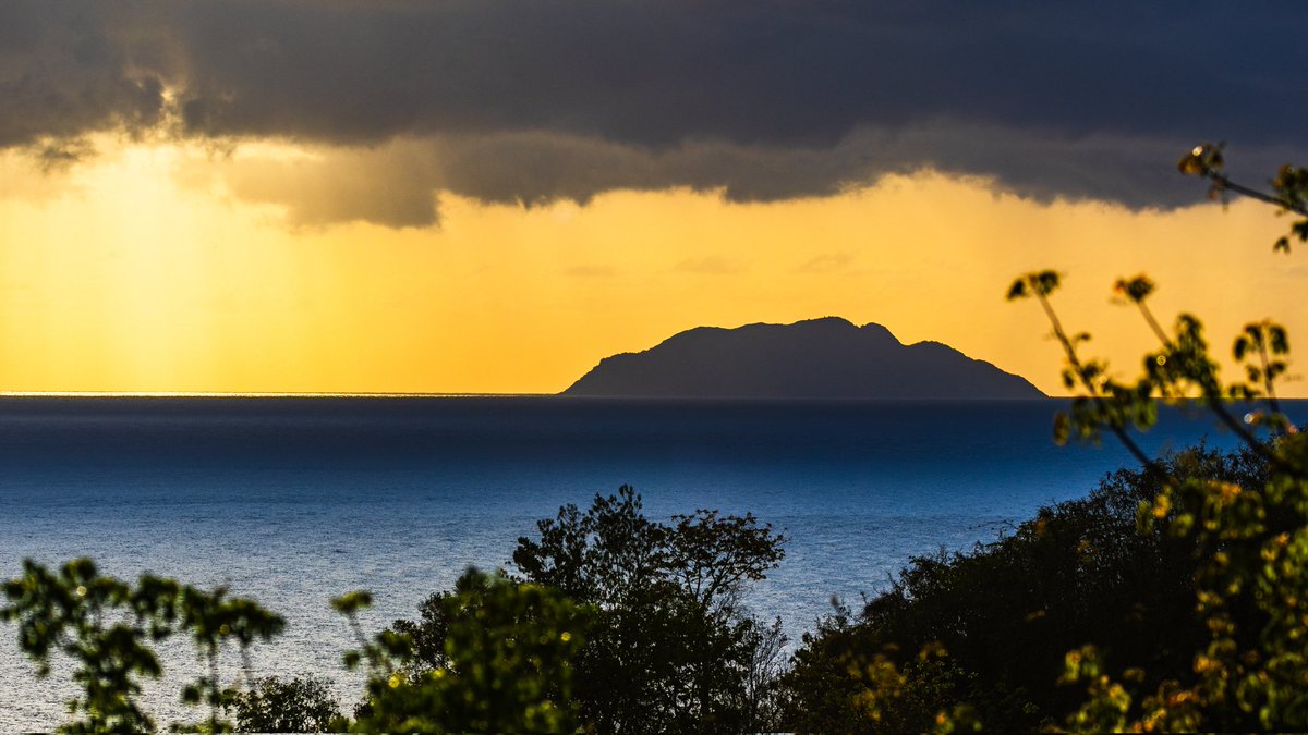 Vista desde lo alto en Rincón, justo antes de nublarse y ocultar al sol.
6 de abril de 2025
¡Abrazos, familia!