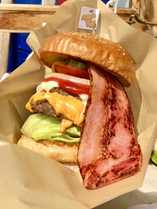 rental819oita's tweet photo. 大分市野津原の　＃CRAZYBURGER さん　進撃の巨人しか食べられないサイズ！食べづらそうに見えて食べづらいです😄。ツーリングの途中で立ち寄ってみてはいかがですか？
＃大分バイク
#大分ツーリング
#ハンバーガーをあげよう 
＃レンタルバイク
＃レンタル819 https://t.co/NoH49ARS5E