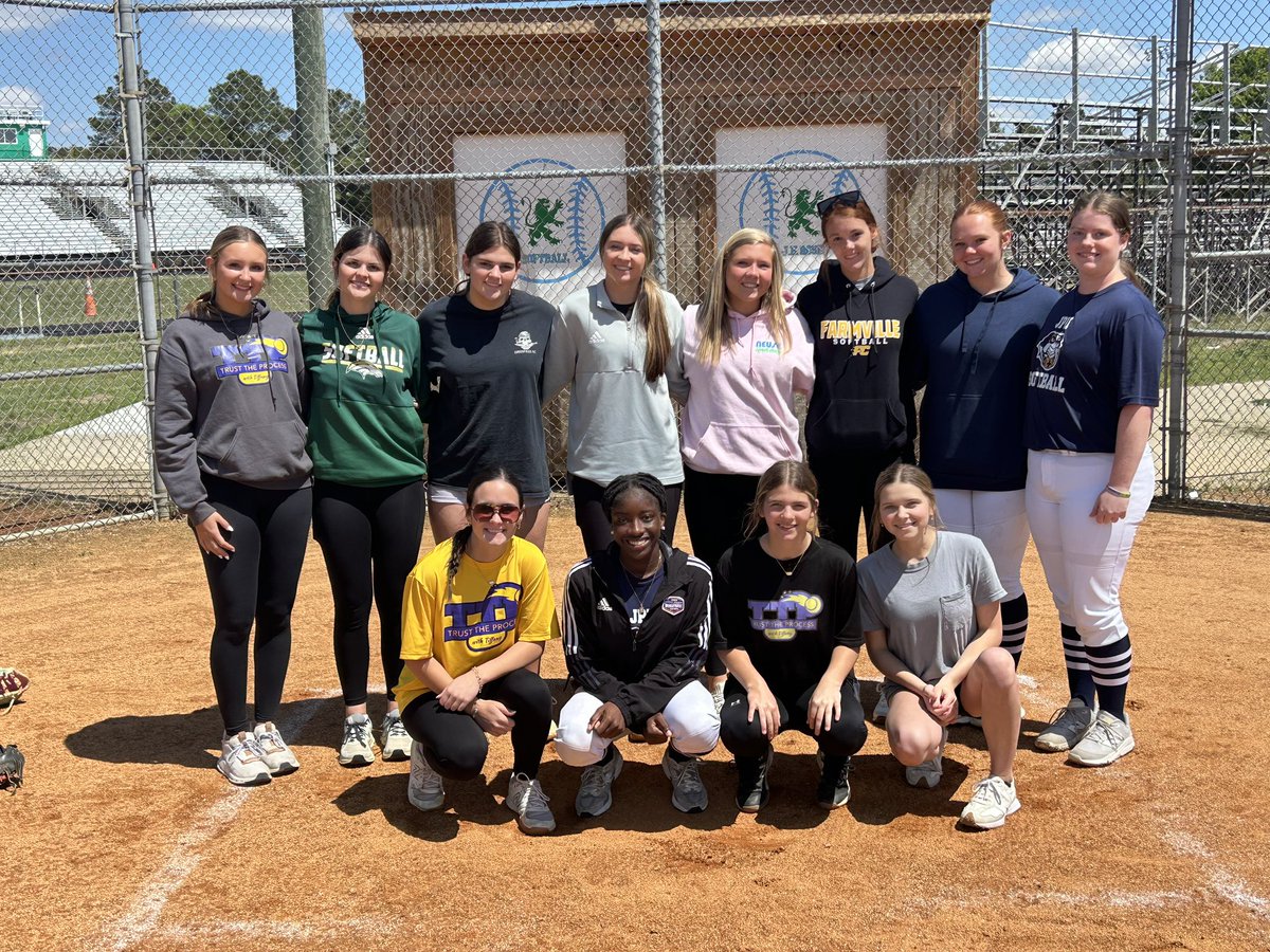 MMoore2026's tweet photo. After a great day giving back to the younger girls who love the game of softball I got some hitting and strength training in. Thank you @ttpwithtiffany for allowing me to give my knowledge back💜 @TeamNCGaddis @UNCGSoftball https://t.co/mqxcfyDhj9
