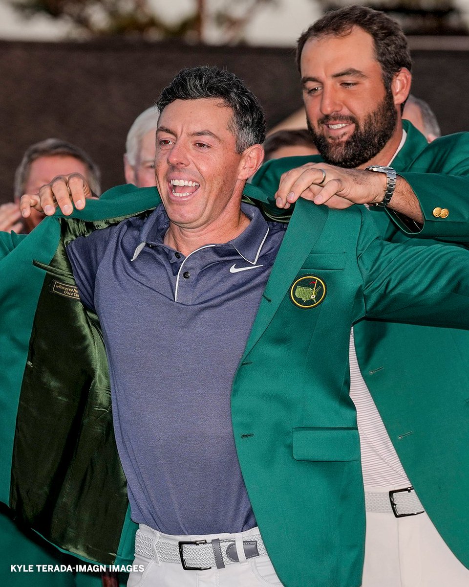 2024 Masters champion Scottie Scheffler places the green jacket on 2025 champion Rory McIlroy 🙌

#themasters