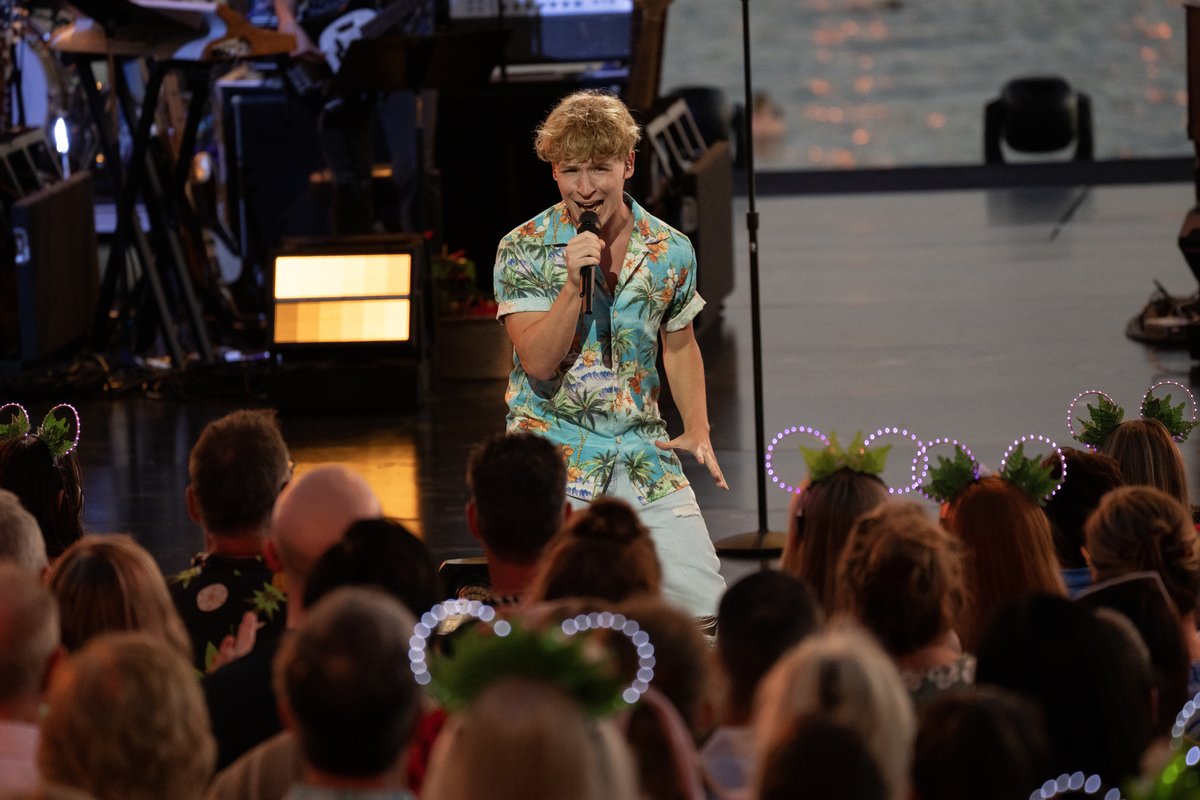 AmericanIdol's tweet photo. 🌺 Baylee Littrell spreads "Happy" vibes with a Pharrell cover on #AmericanIdol! 🌴😊

Watch Baylee's performance here: https://t.co/7TlcKbFpq8 https://t.co/l7ethp0jOc