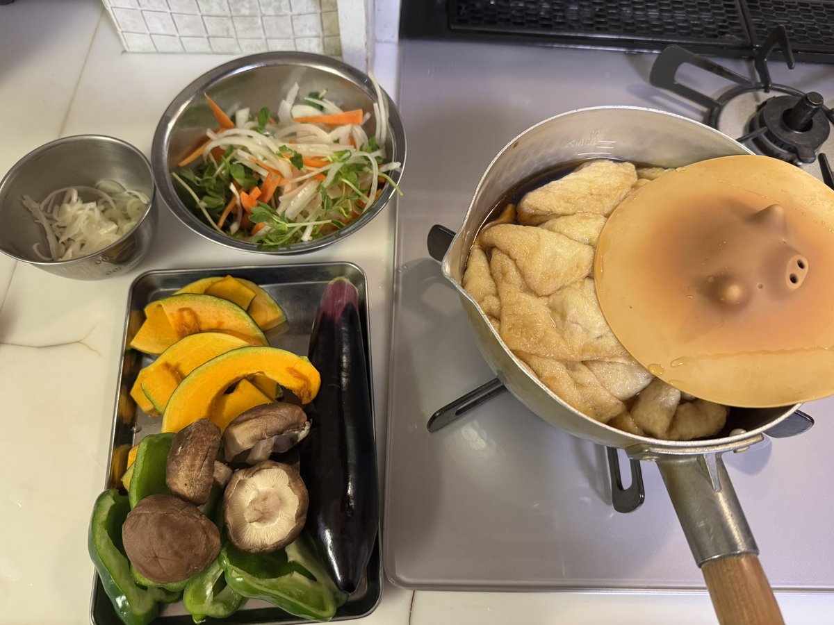 donkyetyan's tweet photo. 民泊運営🏡56週目
🇮🇳のお客様から日本家庭料理のリクエストがあり、夕飯をご一緒しました。
以前、ハンドメイド自宅販売会でランチ提供していた経験が役立つ。
民泊法では条件を満たせば(一緒に調理)提供可能。オプションとして本格的に提供しようかなぁ。
私に出来るサービス、まだまだある！ https://t.co/980sTIoG2D