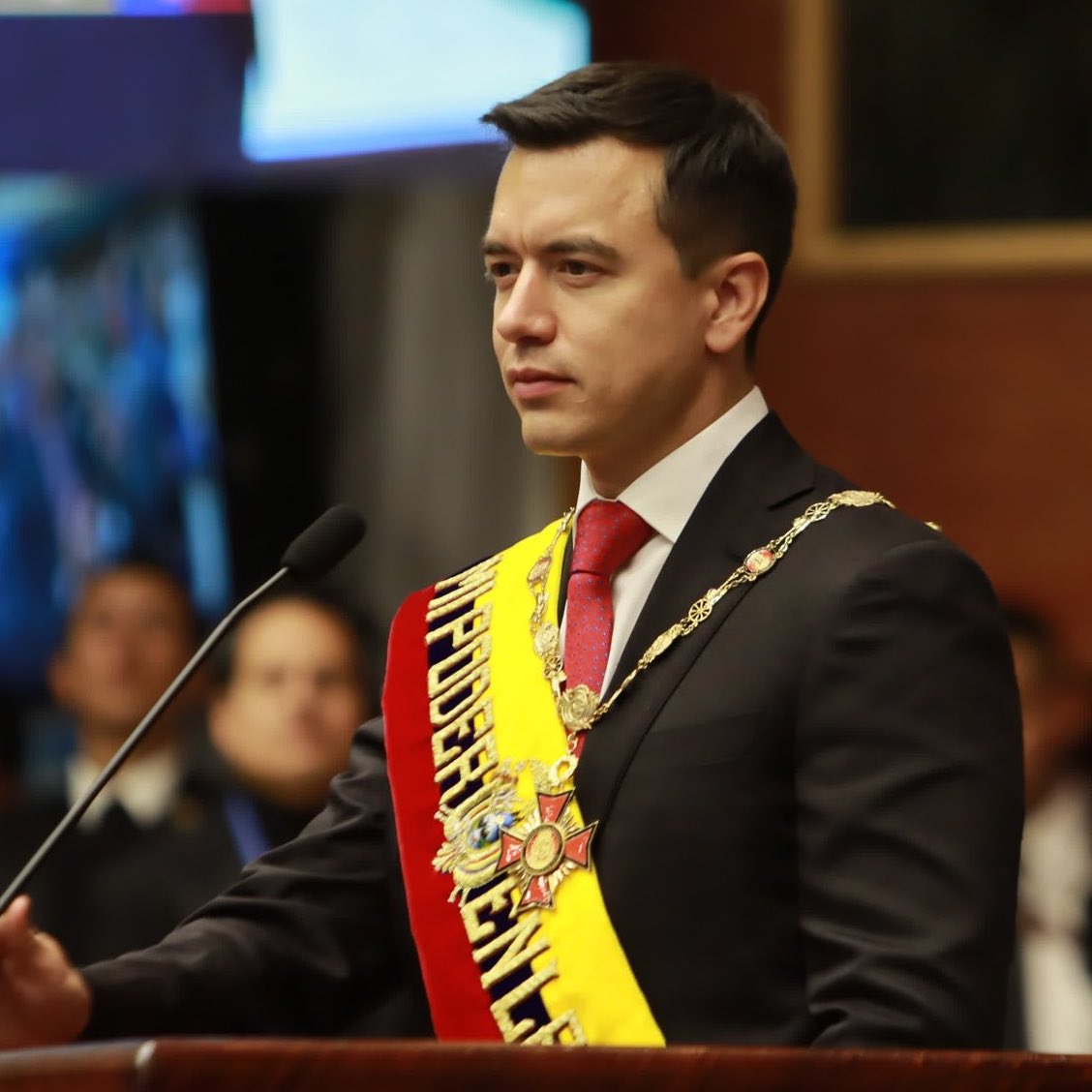 PuntoCriticoCo's tweet photo. #MicroAnalisis🇪🇨📉 ¿Noboa reelecto? Lo que está en juego en Ecuador y la región
La reelección de Daniel Noboa marcaría continuidad en su política de seguridad y alianza con EE. UU., pero también eleva preocupaciones sobre concentración de poder y tensiones internas.
¿Será un modelo exportable o un espejismo autoritario?
América Latina entra en un superciclo electoral con Ecuador como termómetro: ¿prevalecerá la mano dura o renacerá el discurso progresista?
#InteligenciaEs #Micronews
#Ecuador2025 #Noboa #LatAmElecciones