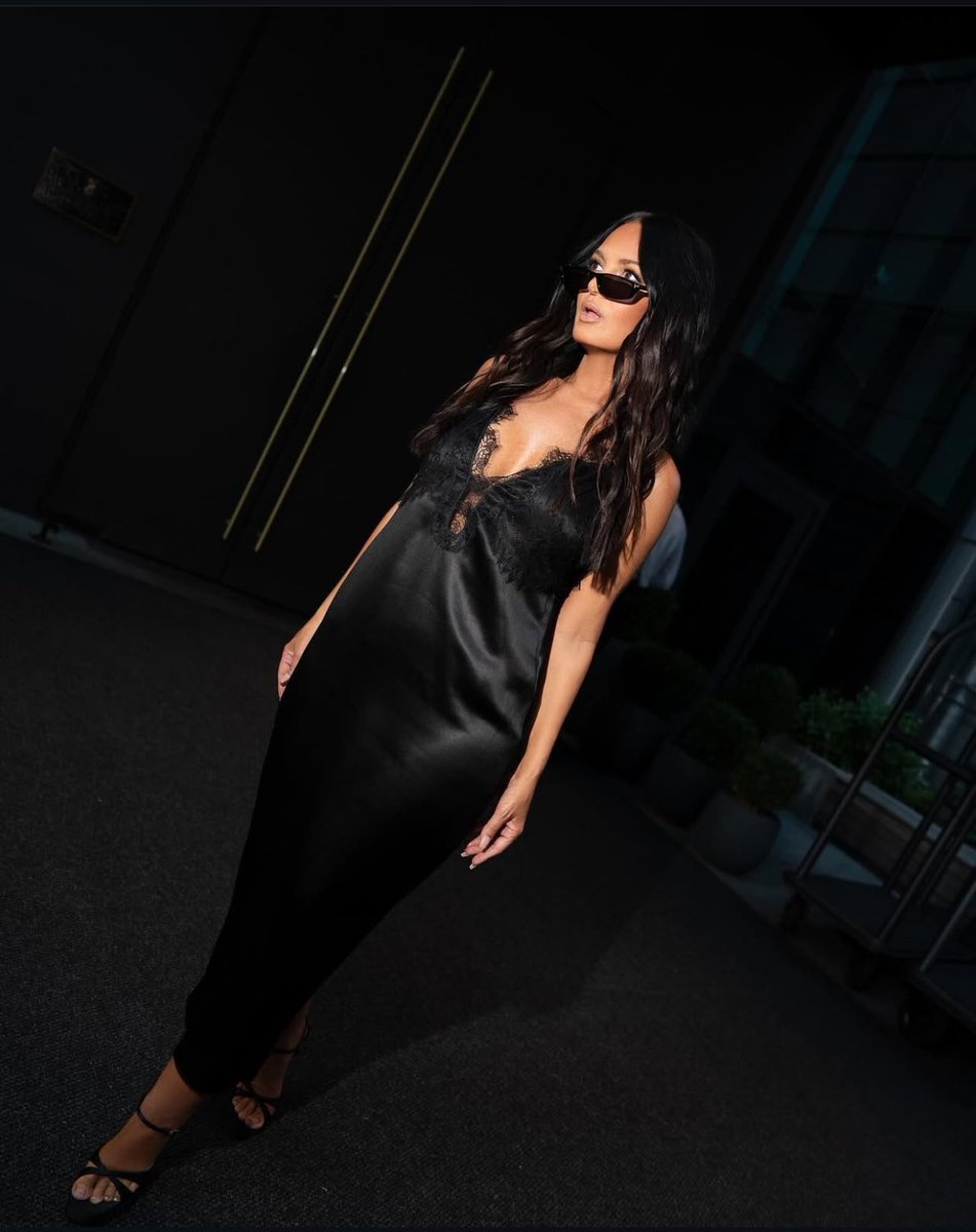 SophiaBushRP's tweet image. They should be worried about those lawyers fees, but all eyes are on me 😉✨🖤 

#RHOHH #Deflection