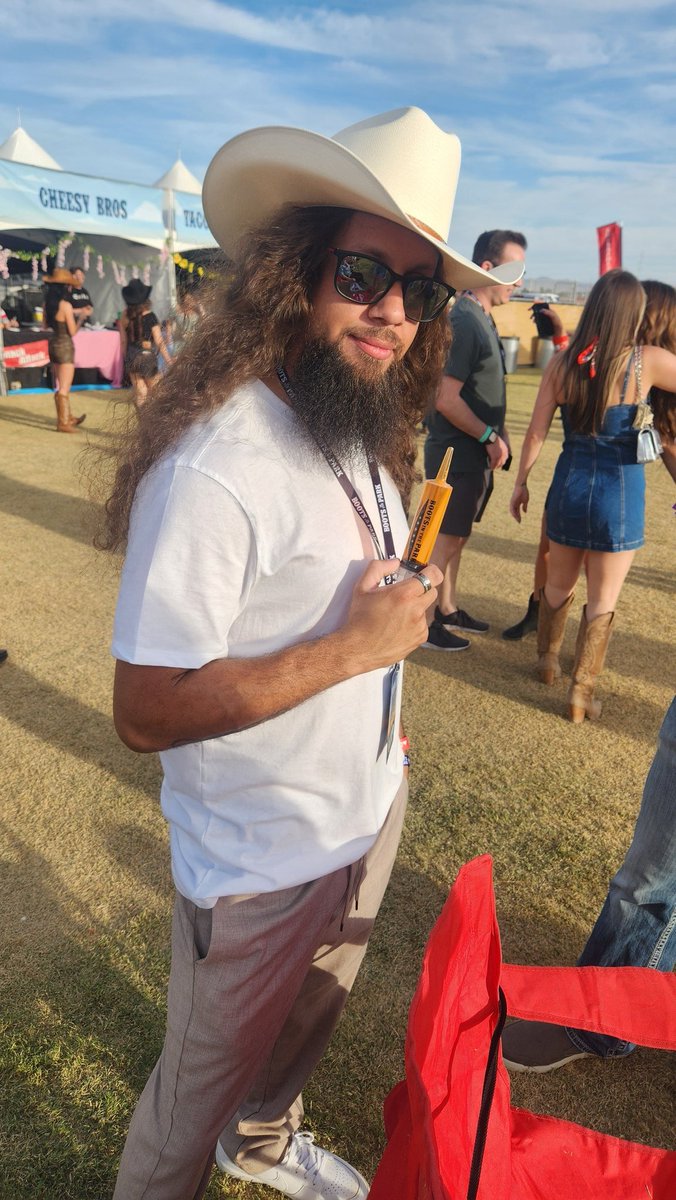 Valcurix's tweet image. I went to my first country music festival and it was awesome! Thank you @vIIvGrp Veganthings hooking me up. Also got some of his Jello Shooters!!! They were 🔥 🔥!!! 

#jelloshooters #bootsinthepark #vevejesus #lasvegas #vevefam #vevecommunity #countrymusic