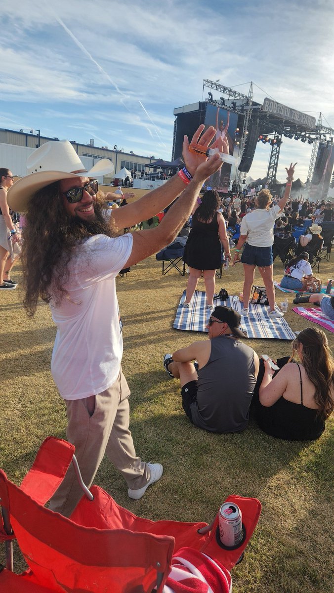 Valcurix's tweet image. I went to my first country music festival and it was awesome! Thank you @vIIvGrp Veganthings hooking me up. Also got some of his Jello Shooters!!! They were 🔥 🔥!!! 

#jelloshooters #bootsinthepark #vevejesus #lasvegas #vevefam #vevecommunity #countrymusic