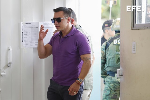 EFEnoticias's tweet photo. Daniel Noboa ha sido reelegido presidente de Ecuador con el 56,13 % de los votos, frente al 43,87 % de la correísta Luisa González, cuando ya se ha escrutado el 75,82 % de las actas.
https://t.co/RhrlwEG0LJ https://t.co/zQNFwHKCLq
