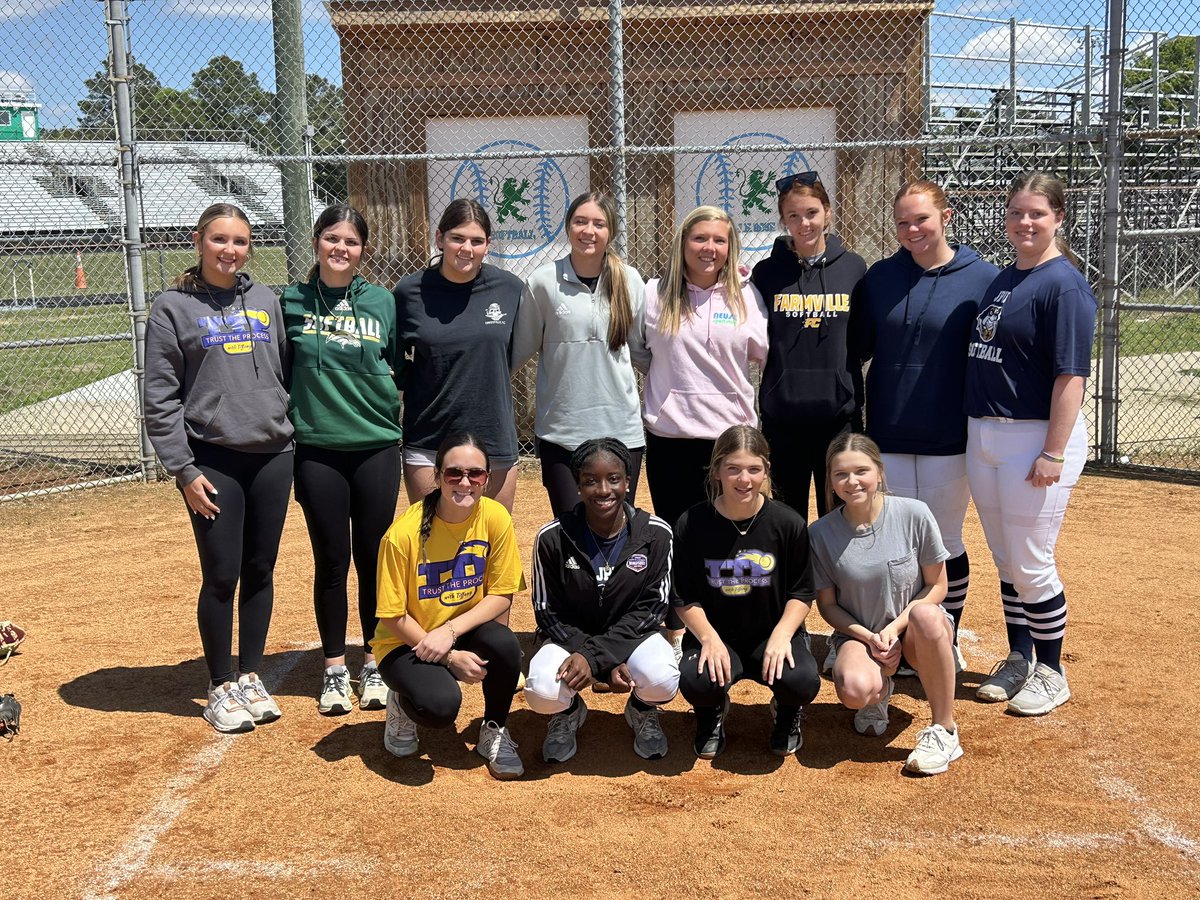MorganKJarman's tweet photo. Always love helping @ttpwithtiffany with her camps! No better way to spend my Sunday @carolinaflames1 https://t.co/IxuYJa22DI