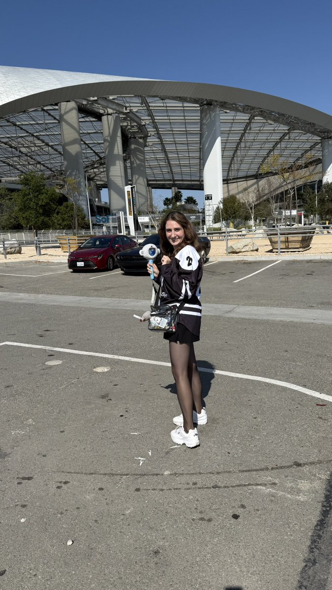 SunshineJunkyu's tweet photo. I’m so excited to finally be seeing Treasure 🥰 @treasuremembers #TREASURE_US_TOUR #TREASURE_SpecialMoment
#TREASURE_in_LA https://t.co/Fi6U3C33kB