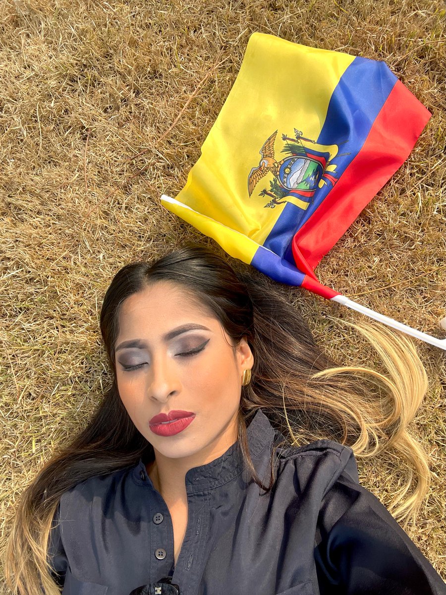 Genesiss_31's tweet photo. Hoy escribo como ciudadana, como joven, mujer, como alguien que ha caminado con los que sufren en silencio, con los que resisten entre lluvias e indiferencia.  Porque Ecuador no necesita salvadores: necesita líderes con alma, con tierra en los zapatos, con pueblo en el corazón🇪🇨 https://t.co/f0c3vREAfn
