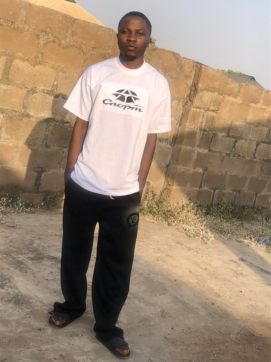 Oladhhi's tweet image. Happy Birthday To Me 🥳🎉❤️
God Please Me🙏My Parents Mean A Lot To Me To Appreciate Them🥳❤️🎉 I Will Keep Having Good Life Inshallah 🙏❤️💰