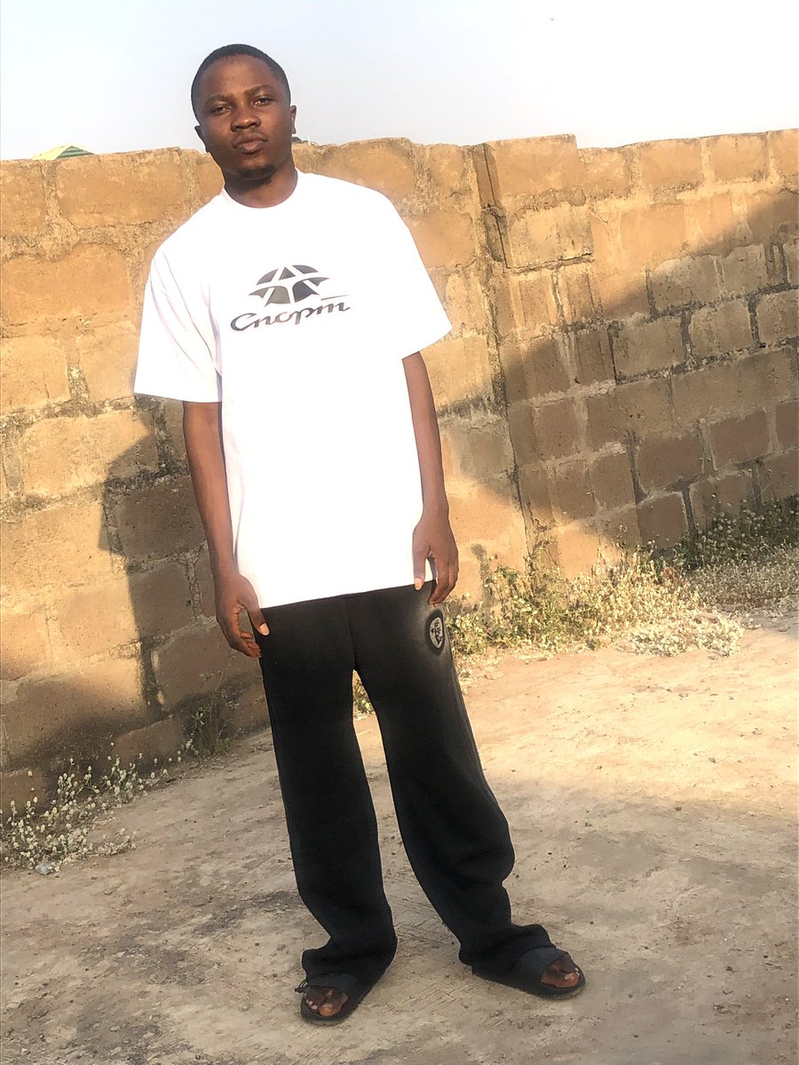 Oladhhi's tweet image. Happy Birthday To Me 🥳🎉❤️
God Please Me🙏My Parents Mean A Lot To Me To Appreciate Them🥳❤️🎉 I Will Keep Having Good Life Inshallah 🙏❤️💰